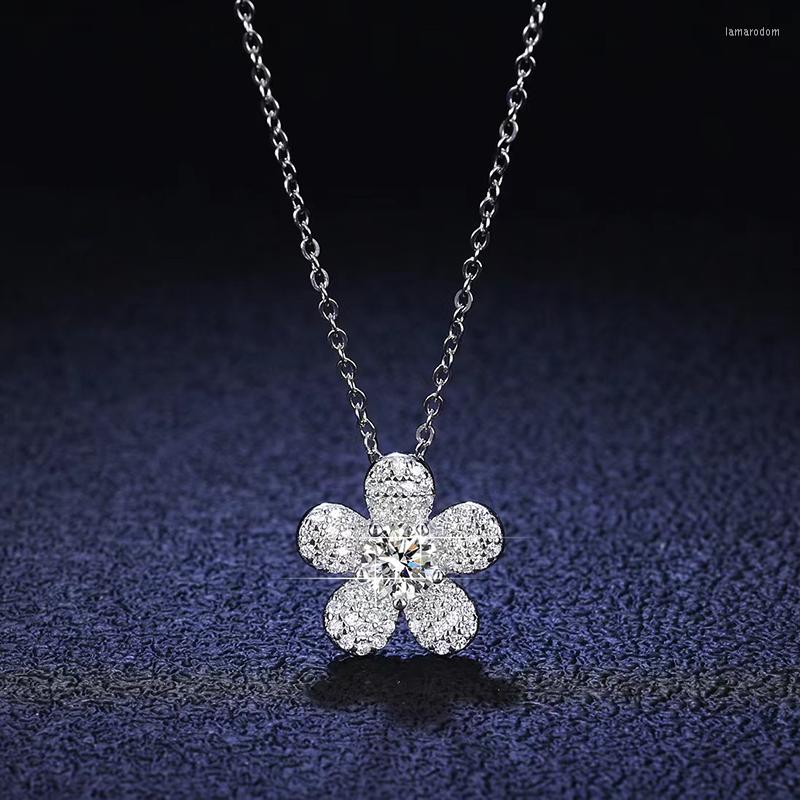 Pendant Necklaces D Color Real Moissanite Diamond Camellia Necklace Pure S925 Sterling Silver Fine Jewelry For Women PE031Pendant
Pendant Necklaces D Color Real Moissanite Diamond Camellia Necklace Pure S925 Sterling Silver Fine Jewelry For Women PE031Pendant