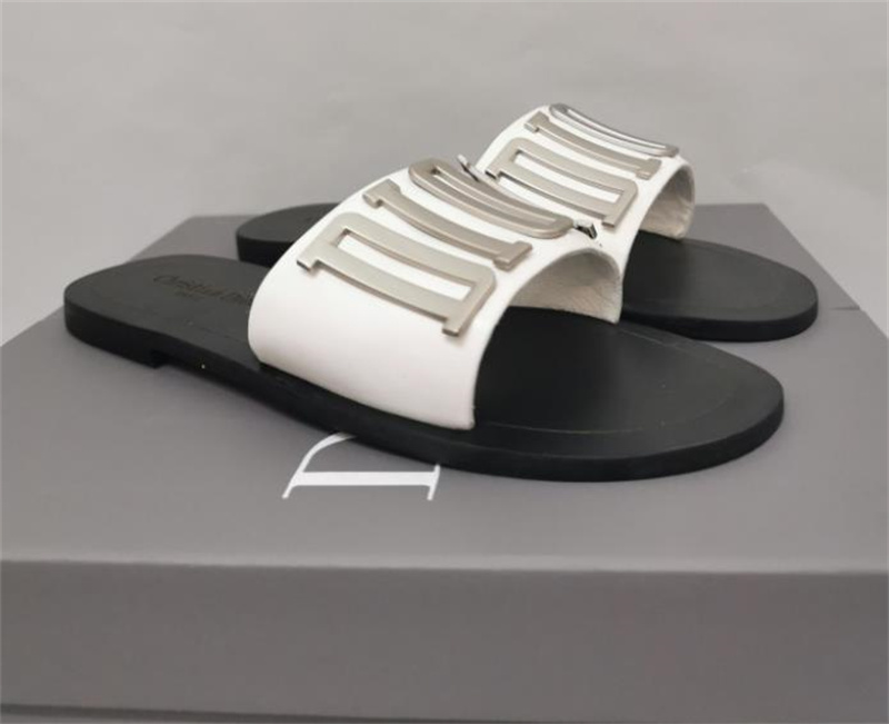 Luxury designer unisex sandals fashion leather slippers metal chain ladies casual sandals
Luxury designer unisex sandals fashion leather slippers metal chain ladies casual sandals