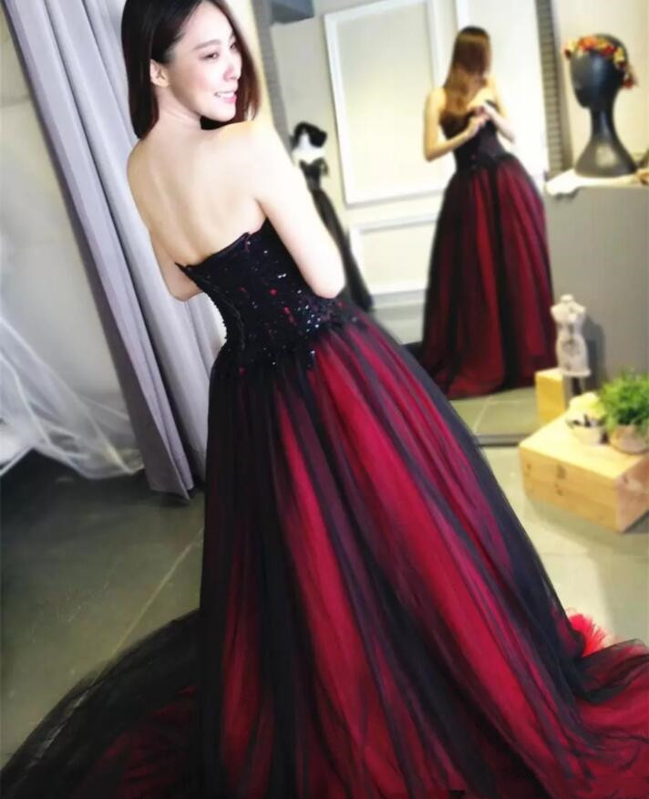 Gothic Red and Black Wedding Dress Strapless Dazzling Applique 1850s Vintage lace-up corset Bridal Gowns Classic Design