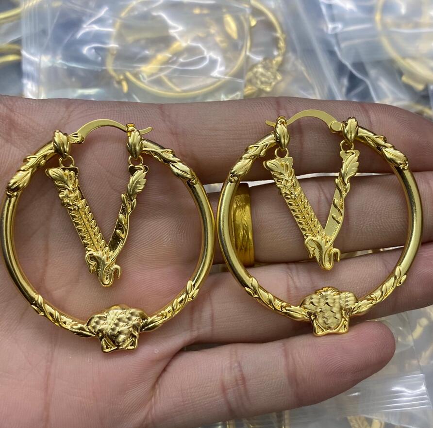 Fashion new designed earring Stud love heart V Letters pendants Banshee Medusa head portrait 18K gold plated women's Earring ladies Designer Jewelry VE670
Fashion new designed earring Stud love heart V Letters pendants Banshee Medusa head portrait 18K gold plated women's Earring ladies Designer Jewelry VE670