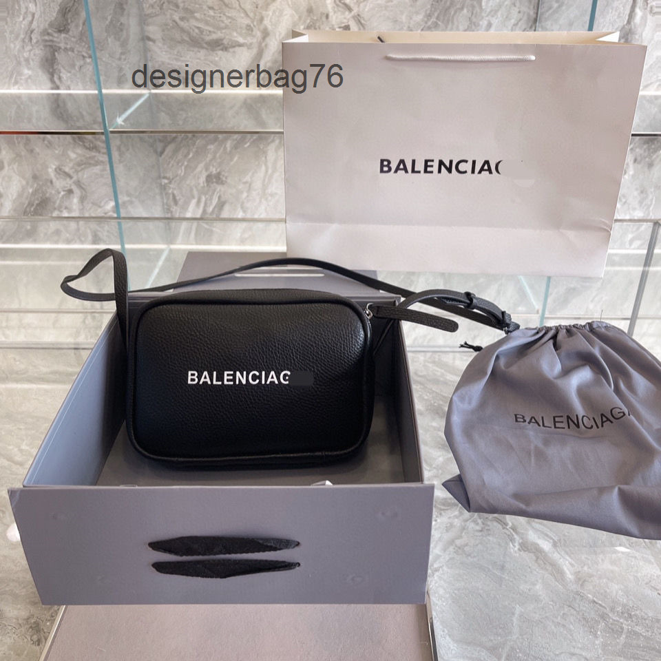 Women Bags Man Balencaiga's 2022 Designer Handbags Camera Chest Black Classic Messenger Single Shoulder Cow Le IW15
Women Bags Man Balencaiga's 2022 Designer Handbags Camera Chest Black Classic Messenger Single Shoulder Cow Le IW15
