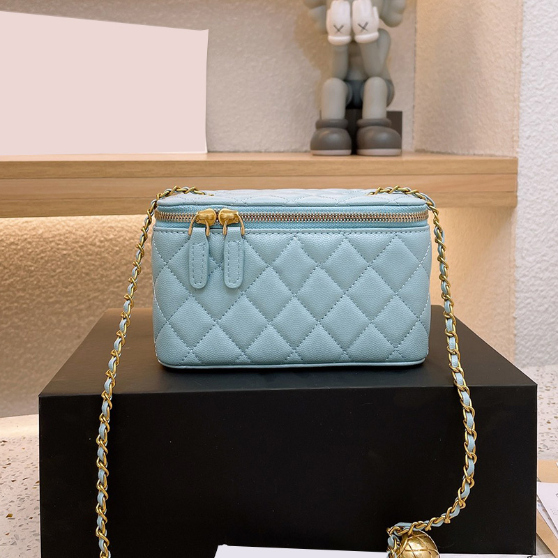 2022Ss F/W Womens Classic Caviar Leather Box Trunk Vanity Bags Crush Gold Ball Real Calfskin Card Holder Cosmetic Case Large Capacity Designer Sacoche Handbags 20CM
2022Ss F/W Womens Classic Caviar Leather Box Trunk Vanity Bags Crush Gold Ball Real Calfskin Card Holder Cosmetic Case Large Capacity Designer Sacoche Handbags 20CM