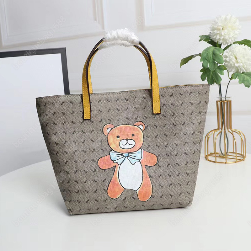 Super cute children's bag large capacity girl handbag adorable bear pattern temperament ladies designer tote bag high quality canvas multi-letter decoration 21cm, Custom made
Super cute children's bag large capacity girl handbag adorable bear pattern temperament ladies designer tote bag high quality canvas multi-letter decoration 21cm, Custom made