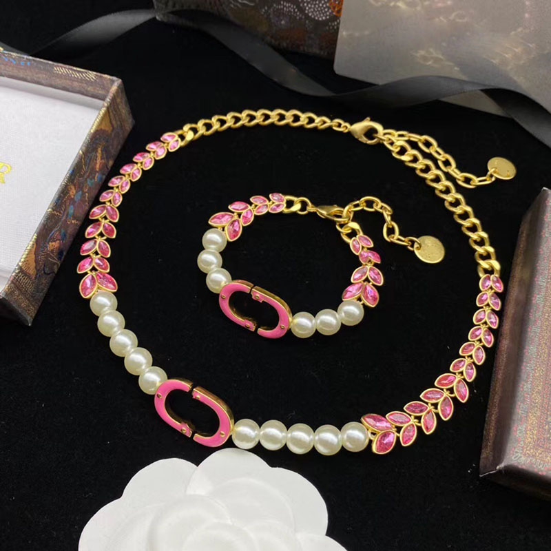2022 Newest Sweet Pink Leaves Crystal Charm Bracelets Necklaces 18K Gold Copper Luxury Designer Brand Letters Pendant Necklace Stud Earrings Wedding Jewelry
2022 Newest Sweet Pink Leaves Crystal Charm Bracelets Necklaces 18K Gold Copper Luxury Designer Brand Letters Pendant Necklace Stud Earrings Wedding Jewelry