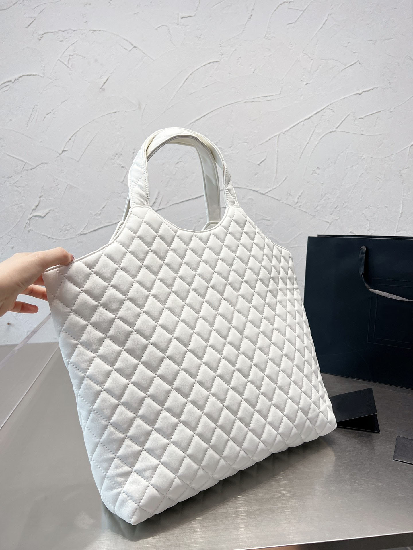 2022 new luxurys designer ICARE Maxi Shopping Bag gaby Quilted Lambskin Womens Luxury Brass Metal Hardware Chain Ladies Large Capacity Tote Shoulder Bags, Black
2022 new luxurys designer ICARE Maxi Shopping Bag gaby Quilted Lambskin Womens Luxury Brass Metal Hardware Chain Ladies Large Capacity Tote Shoulder Bags, Black