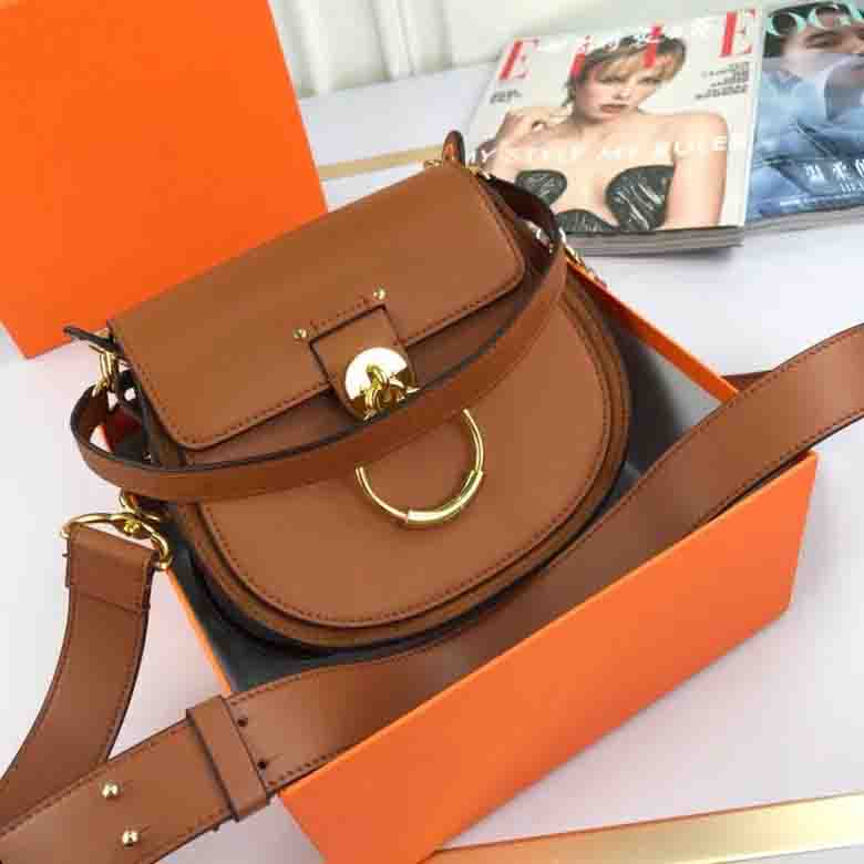 2022 New high quality Luxury bag Famous Brands Semicircle handbag women bags Cowhide Genuine Leather Iron ring Shoulder Handbags 89-02, Customize
2022 New high quality Luxury bag Famous Brands Semicircle handbag women bags Cowhide Genuine Leather Iron ring Shoulder Handbags 89-02, Customize
