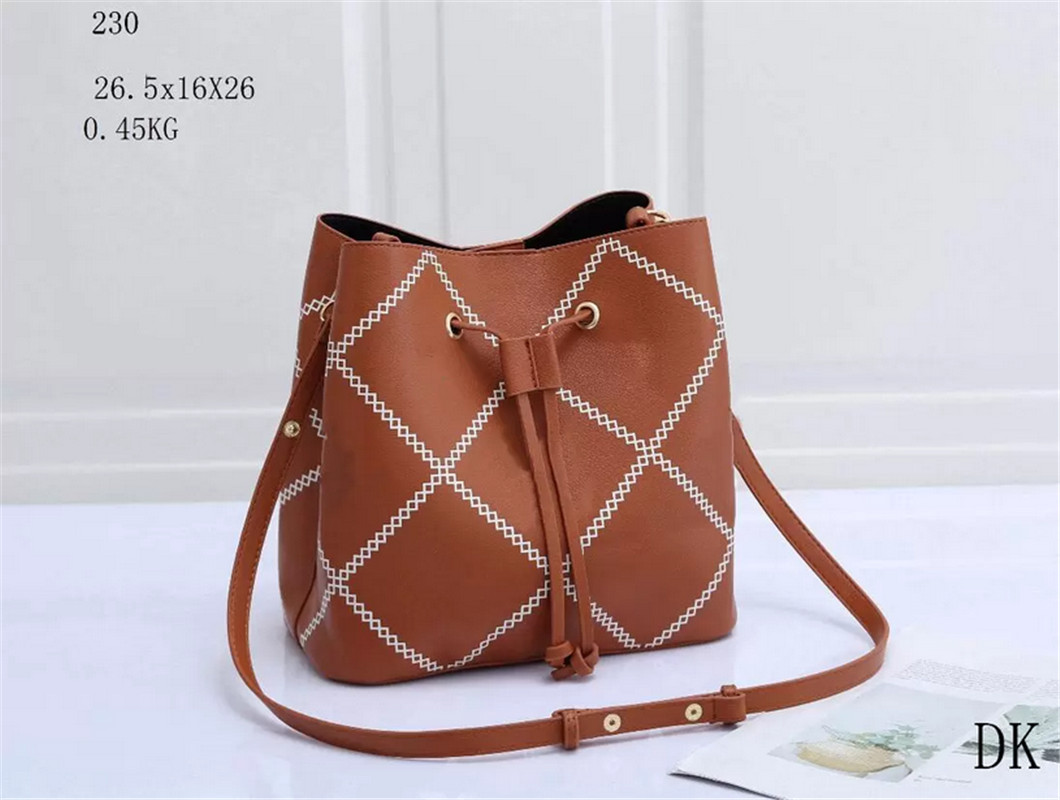 Top quality fashion designer Women's cowhide leather tote bag glamour high quality houlder handbags strap With H0659
Top quality fashion designer Women's cowhide leather tote bag glamour high quality houlder handbags strap With H0659