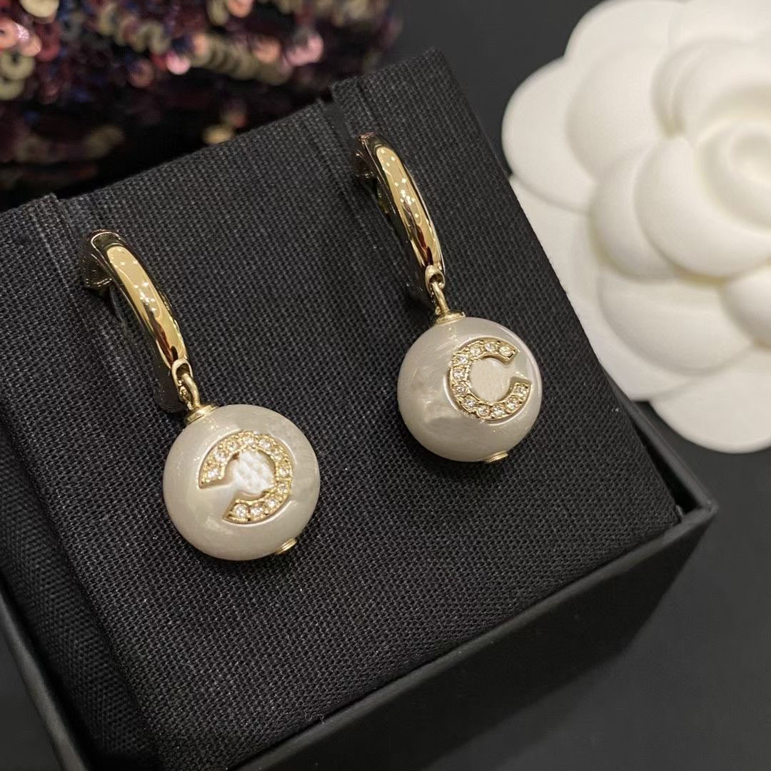 2022 Top quality Charm drop earring with diamond and nature shell beads in 18k gold plated round shape for women wedding jewelry gift have box stamp PS4036A
2022 Top quality Charm drop earring with diamond and nature shell beads in 18k gold plated round shape for women wedding jewelry gift have box stamp PS4036A