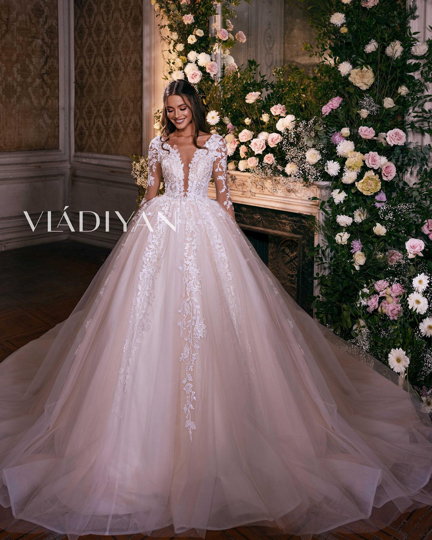 Gorgeous 2022 Ball Gown Wedding Dresses Bridal Gowns Lace Appliqued Deep V Neck Long Sleeve Chapel Train Vestido de Noiva