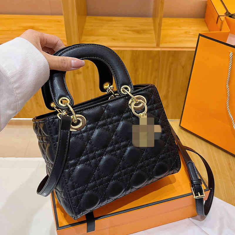 Factory Direct Sale Live Lingge Princess Diana 2022 New Fashion Embroidered Thread Sheepskin Single Shoulder Messenger Bag Texture Hand Designer, Black
Factory Direct Sale Live Lingge Princess Diana 2022 New Fashion Embroidered Thread Sheepskin Single Shoulder Messenger Bag Texture Hand Designer, Black