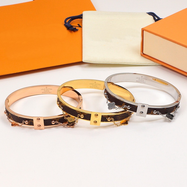 Classic Titanium steel shiny non-fading women bangle flower letters signs Leather Bracelet Birthday Christmas lovers Gift designer jewelry High quality B02
Classic Titanium steel shiny non-fading women bangle flower letters signs Leather Bracelet Birthday Christmas lovers Gift designer jewelry High quality B02