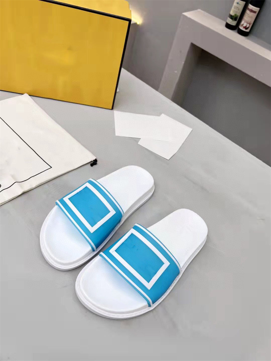 2022 Designer Men Slippers Baguette Rubber Slides Sandal Luxury Woman Beach Slipper Slide Mule Size US 4-11
2022 Designer Men Slippers Baguette Rubber Slides Sandal Luxury Woman Beach Slipper Slide Mule Size US 4-11