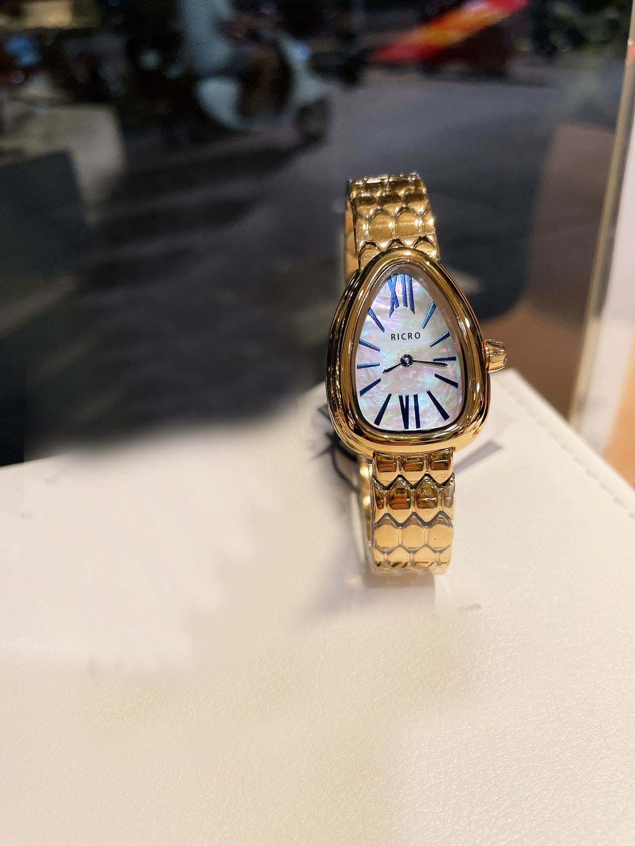 The 30mm women's watch uses a snake-like imported quartz movement sport watchdesigner watchesmovement watches
The 30mm women's watch uses a snake-like imported quartz movement sport watchdesigner watchesmovement watches
