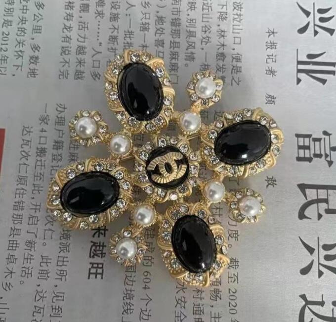 22ss 20style Mixed Simple Double Letter Pins Women Designer Brooches Brand Logo Design Pearl Brooch Suit Pin Wedding Jewelry Accessories
22ss 20style Mixed Simple Double Letter Pins Women Designer Brooches Brand Logo Design Pearl Brooch Suit Pin Wedding Jewelry Accessories