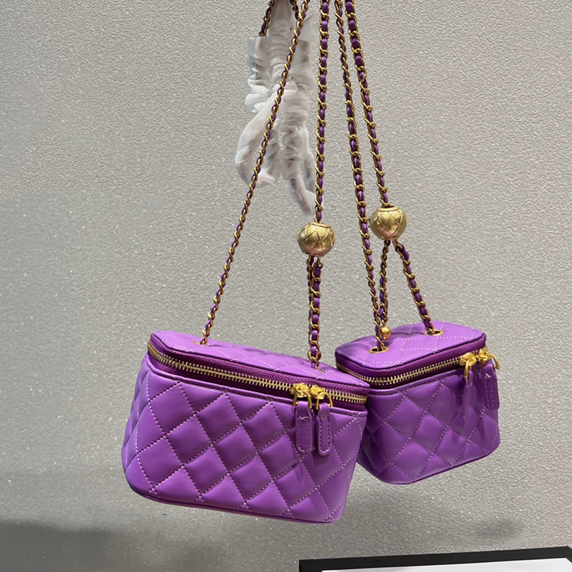 2022Ss F/W Early Fall Classical Quilted Box Vanity Bags Crush Gold Ball Metal Hardware Matelasse Chain Crossbody Shoulder Purse Cosmetic Case Handbags 10CM/20CM
2022Ss F/W Early Fall Classical Quilted Box Vanity Bags Crush Gold Ball Metal Hardware Matelasse Chain Crossbody Shoulder Purse Cosmetic Case Handbags 10CM/20CM