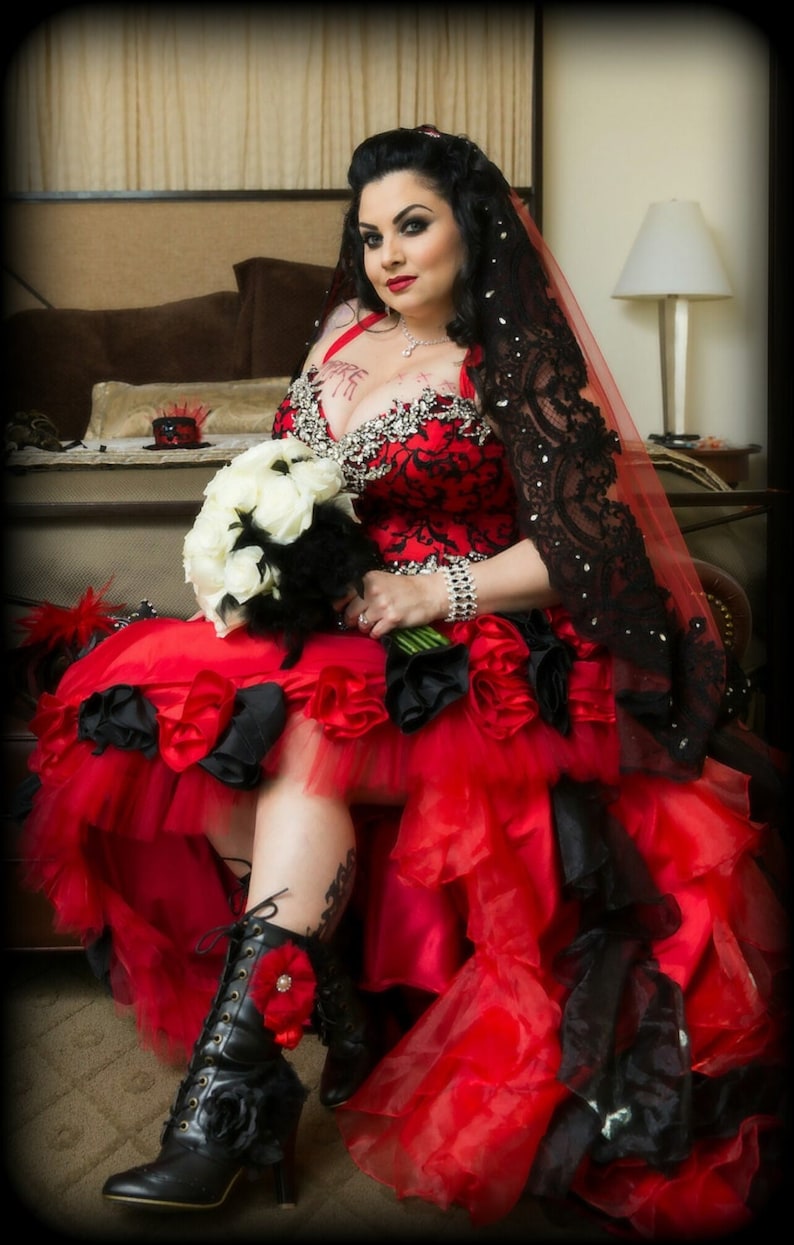 Vintage Gothic Black And Red A Line Wedding Dress Luxury Crystals Beaded Halter Neck High Low Bridal Gowns handmade Flowers Ruffle Plus Size Bride Dre
