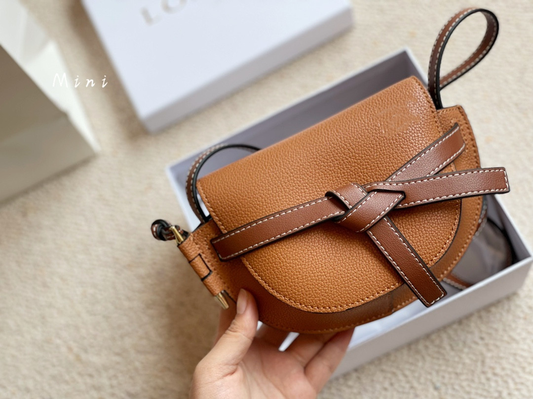 Handbags womens Leather Messenger Bags Luxury Shoulder Make up Bag Designer Handbag Tote women Saddle mini messengers bag, White
Handbags womens Leather Messenger Bags Luxury Shoulder Make up Bag Designer Handbag Tote women Saddle mini messengers bag, White