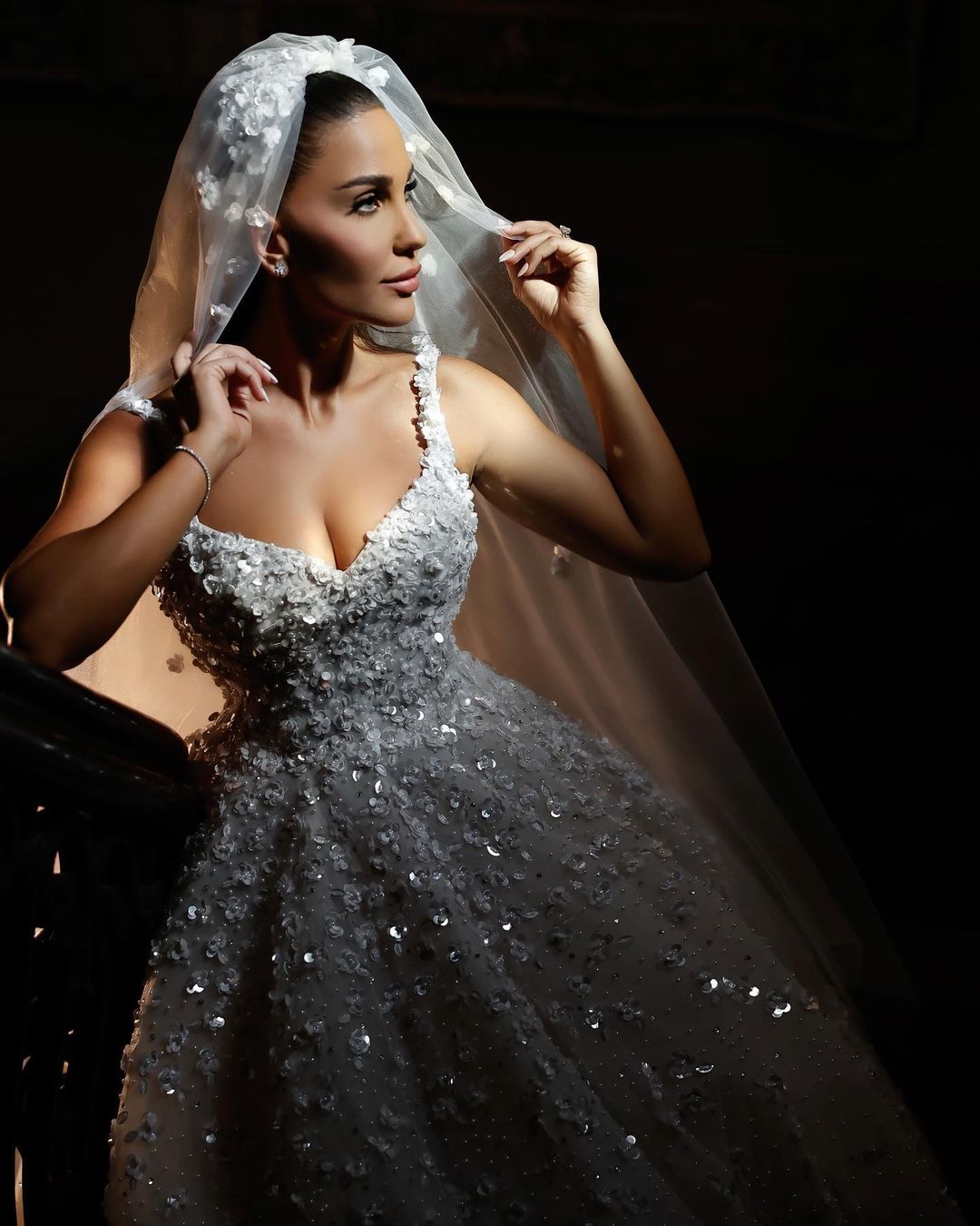 Sexy Floral A Line Wedding Dress Spaghetti Straps Applique Sleeveless Custom Made Saudi Arabic Bridal Gown Vestios De Novia