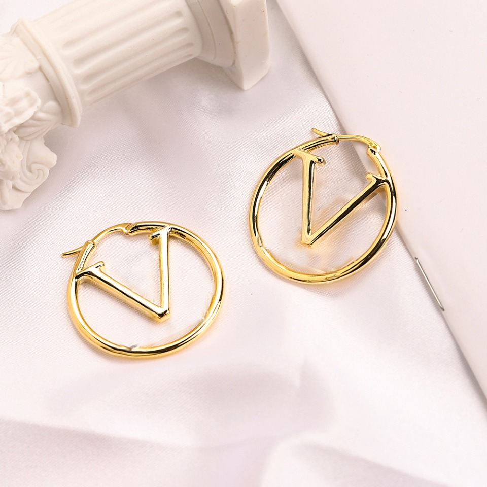 Luxury Designer Stud Earring New Fashion Hoop 18K GP High Quality Women Accessories Earring
Luxury Designer Stud Earring New Fashion Hoop 18K GP High Quality Women Accessories Earring