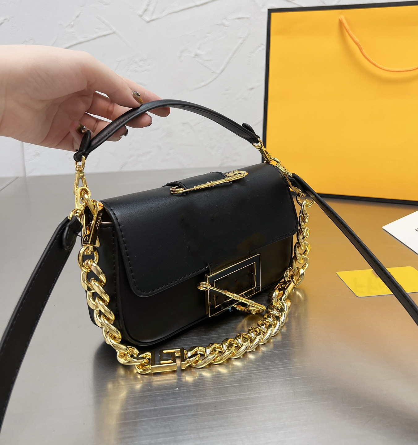 Shoulder bag brand new classic designer French stick retro lazy street style mature high-end luxury simple elegant portable matching gift box, Make up the difference
Shoulder bag brand new classic designer French stick retro lazy street style mature high-end luxury simple elegant portable matching gift box, Make up the difference
