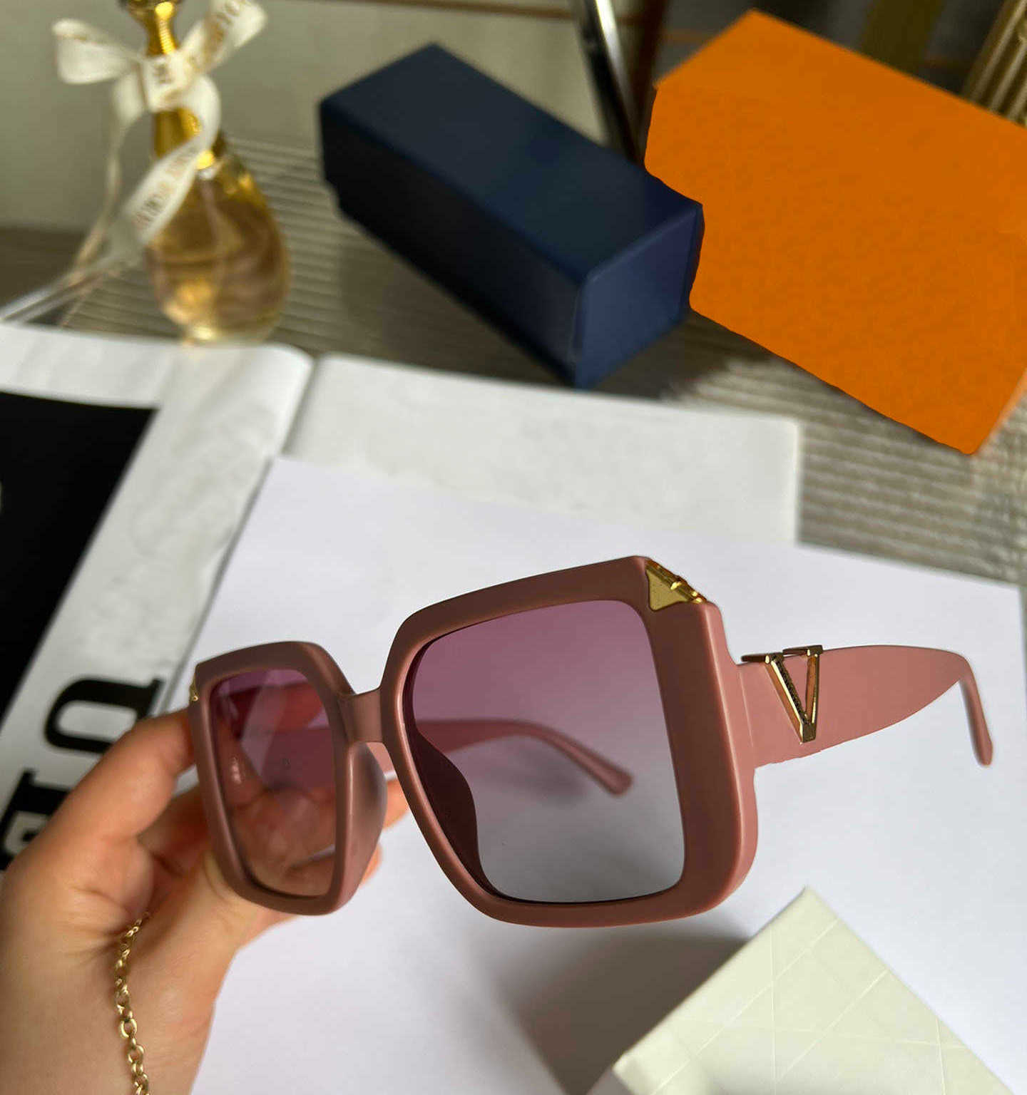 Designer Sunglasses Outdoor Shades PC Frame Fashion Classic Lady Mirrors For Women And Men Glasses Unisex Original Eyeglasses with box
Designer Sunglasses Outdoor Shades PC Frame Fashion Classic Lady Mirrors For Women And Men Glasses Unisex Original Eyeglasses with box