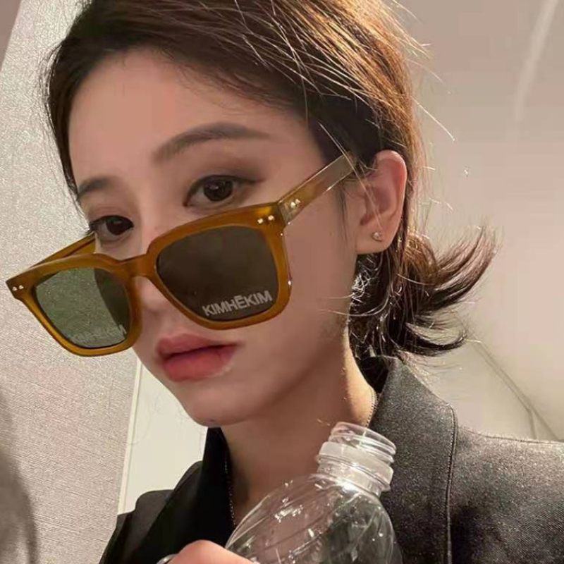 Kimhekim's same Tan letter Sunglasses Women's square large face thin street sun shading UV proof Sunglasses
Kimhekim's same Tan letter Sunglasses Women's square large face thin street sun shading UV proof Sunglasses