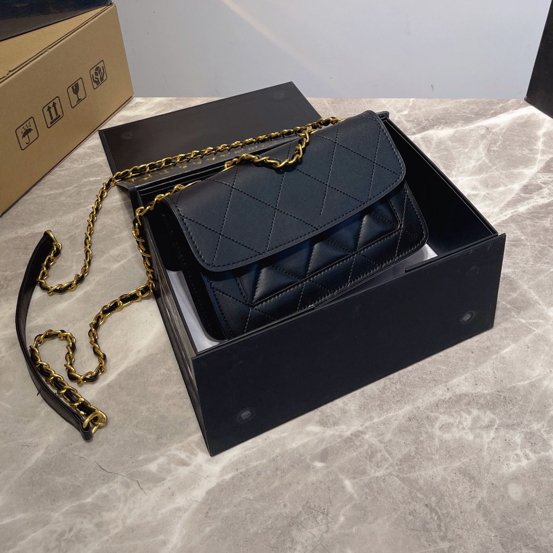 22Ss Womens Classic Square Flap Bag Leather Quilting Diamond Check Gold Metal Hardware Chain Shoulder Crossbody Bag Designer Luxury Ladies Totes Handbags Hcxr, Pink
22Ss Womens Classic Square Flap Bag Leather Quilting Diamond Check Gold Metal Hardware Chain Shoulder Crossbody Bag Designer Luxury Ladies Totes Handbags Hcxr, Pink