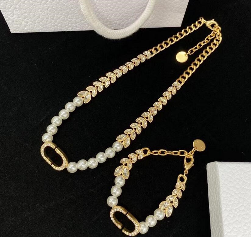 2022 European and American alphabet pearl necklace retro temperament wheat ear clavicle chain bracelet set female high quality fast delivery
2022 European and American alphabet pearl necklace retro temperament wheat ear clavicle chain bracelet set female high quality fast delivery