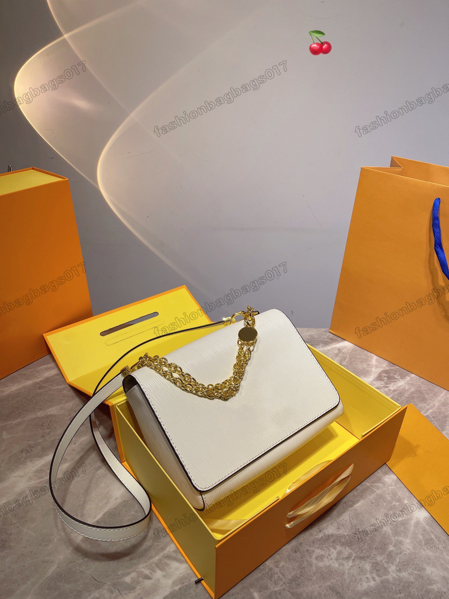 TWIST MM M59402 Enamel Monograms Flower Double Chain Bag Epi Grained Leather with Iconic Twist Lock Signature Designer Womens Cross Body
TWIST MM M59402 Enamel Monograms Flower Double Chain Bag Epi Grained Leather with Iconic Twist Lock Signature Designer Womens Cross Body