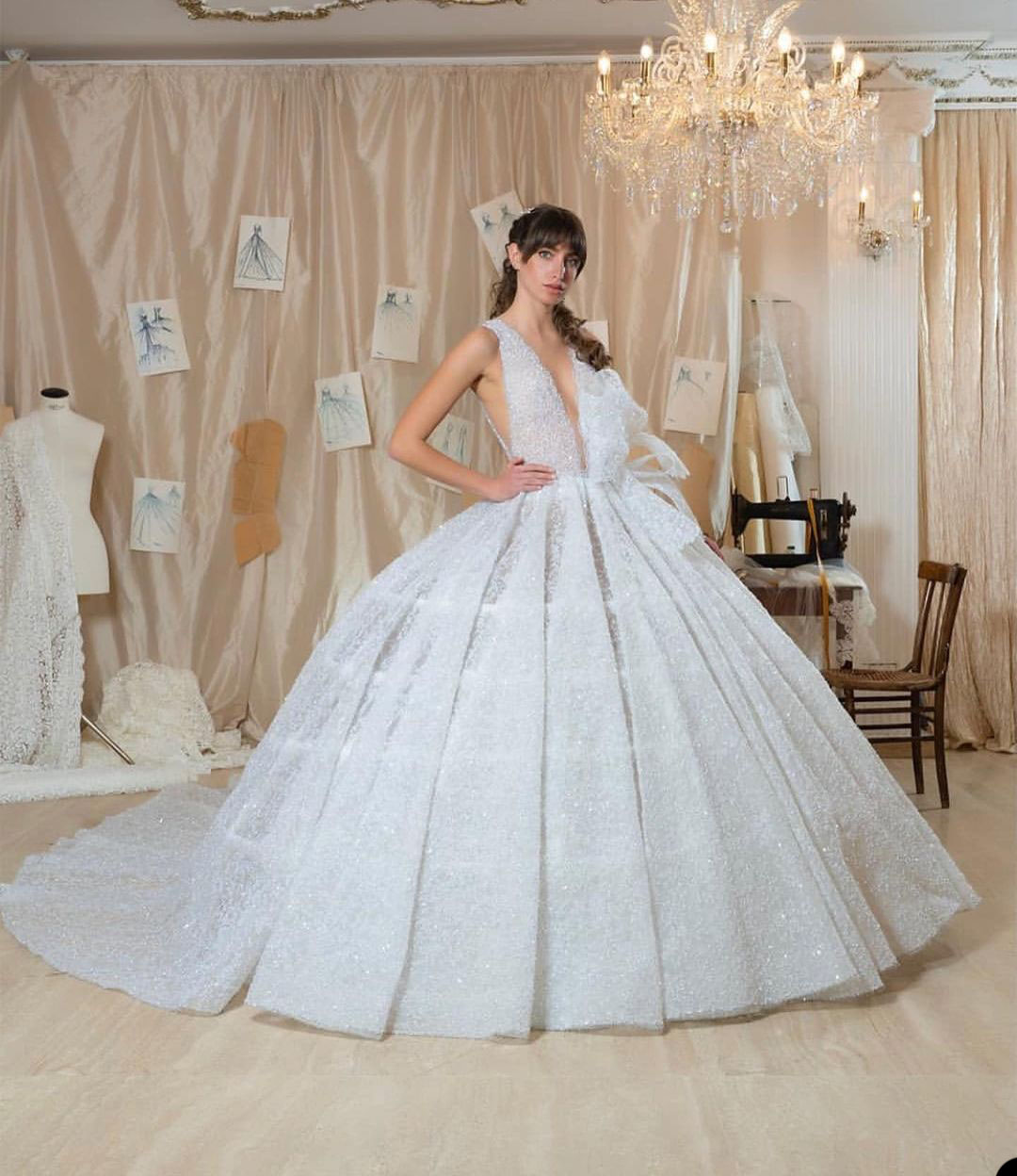 Elegant Ball Gown Wedding Dresses Appliques Sequins Beads V Neck Sleeveless Backless Floor Length Train Elegant High Waist With Underskirt Hoop Vintag