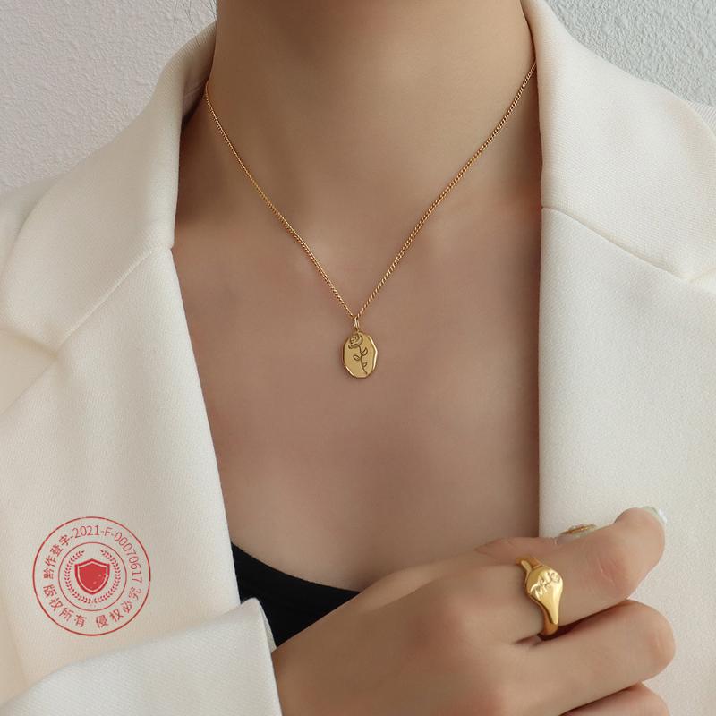 Chains Gold Plated Stainless Steel Chain Necklace For Women Rose Flower Carved Pendant Neclaces Simple Luxury Minimalist JewelryChains
Chains Gold Plated Stainless Steel Chain Necklace For Women Rose Flower Carved Pendant Neclaces Simple Luxury Minimalist JewelryChains