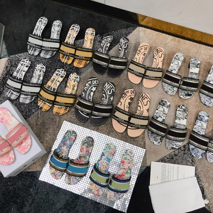 Original Quality Embroidery Designer Women Sandals Slippers Genuine Leather Luxuries Designers Summer Flat Slipper Beach Big Head Rainbow Letters With Box DS01
Original Quality Embroidery Designer Women Sandals Slippers Genuine Leather Luxuries Designers Summer Flat Slipper Beach Big Head Rainbow Letters With Box DS01