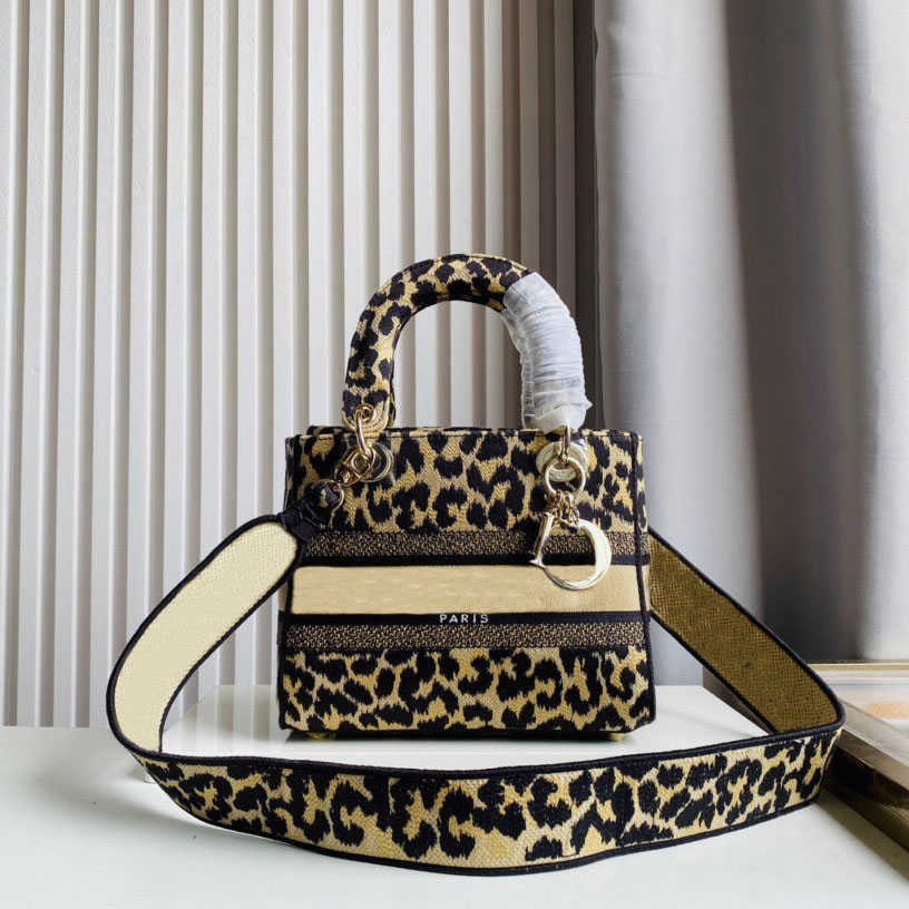 Senior 5A Designer Fashion Pattern Embroidery Bag Single Shoulder Messenger Handbag Flying Bag Has Large Capacity And Various Colors, Color 1
Senior 5A Designer Fashion Pattern Embroidery Bag Single Shoulder Messenger Handbag Flying Bag Has Large Capacity And Various Colors, Color 1