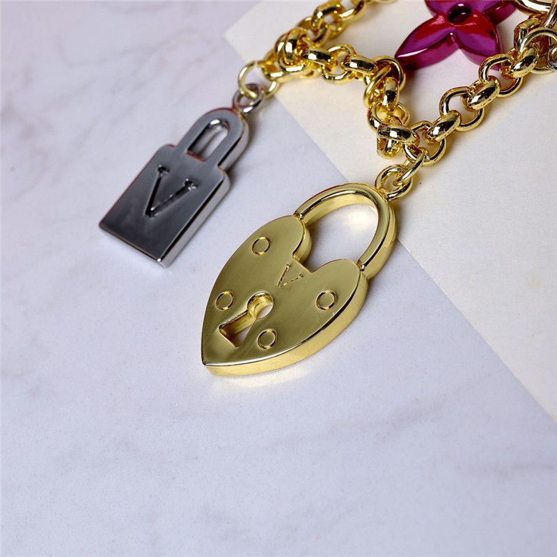 Colorful Keychain Luxury Designer Mens Womens Keys Pendant Silver Key Buckle Classic Lock Shape High Quality Keychains Ornaments
Colorful Keychain Luxury Designer Mens Womens Keys Pendant Silver Key Buckle Classic Lock Shape High Quality Keychains Ornaments