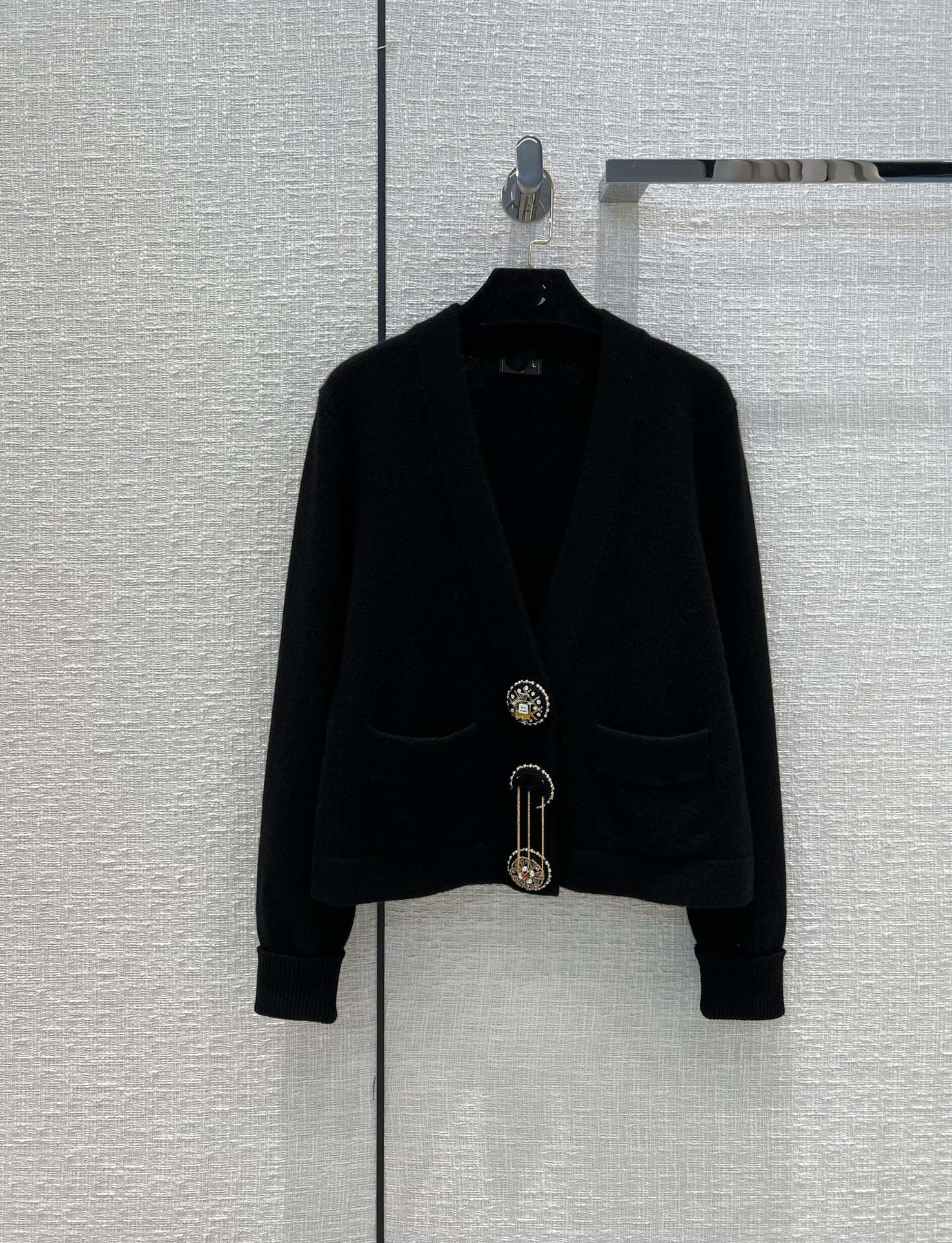 2022 European luxury designers design new Women' Sweaters autumn and winter Cardigans, Black
2022 European luxury designers design new Women' Sweaters autumn and winter Cardigans, Black
