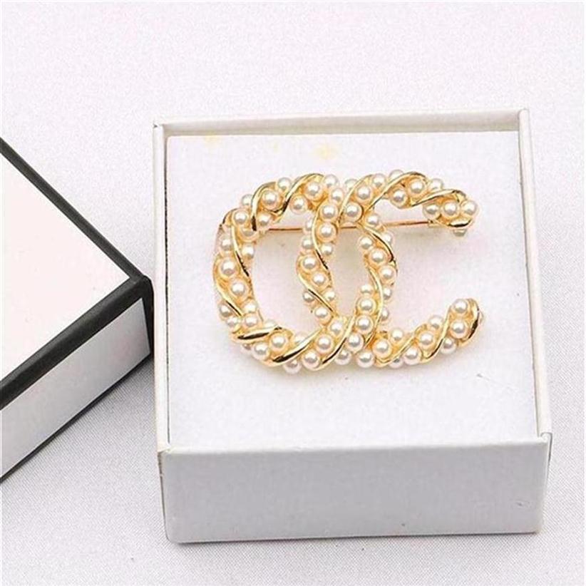 Luxury Designer Brand Letter Brooches 18K Gold Plated Inlay Pearl Crystal Rhinestone Jewelry Women and Men Metal Brooch Pin Marry 271L
Luxury Designer Brand Letter Brooches 18K Gold Plated Inlay Pearl Crystal Rhinestone Jewelry Women and Men Metal Brooch Pin Marry 271L