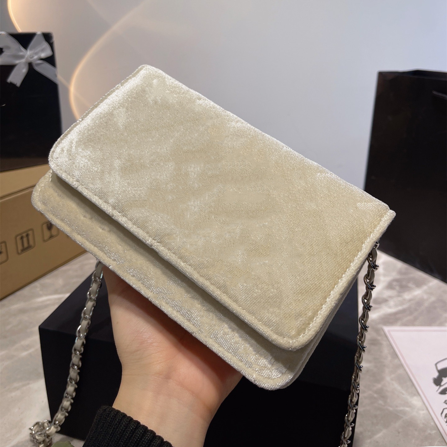Classic brand new designer bag velvet chain bags rectangular bag autumn winter style retro high-end luxury simple elegant, Make up the difference
Classic brand new designer bag velvet chain bags rectangular bag autumn winter style retro high-end luxury simple elegant, Make up the difference