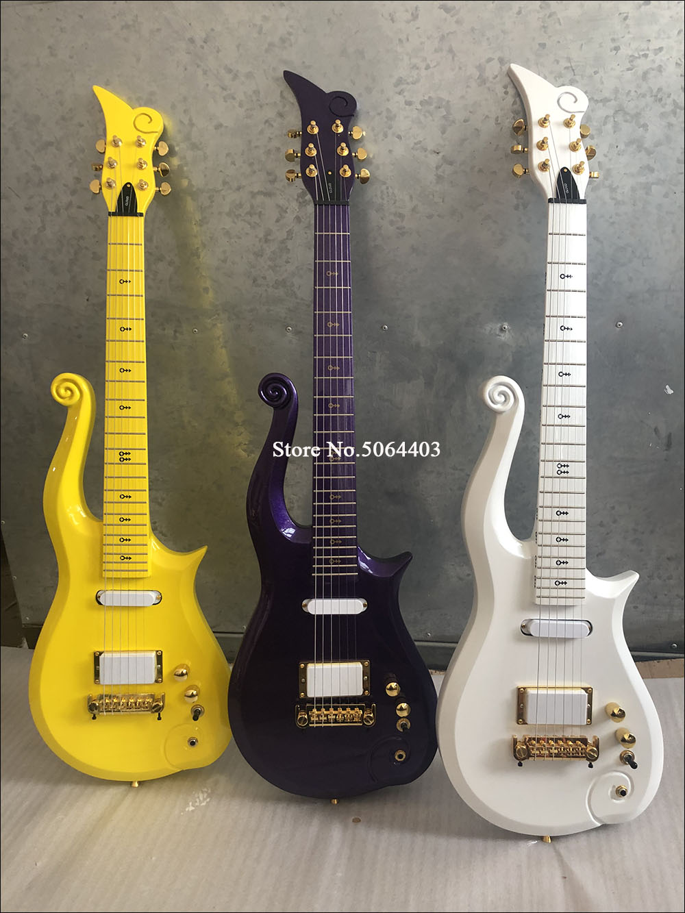 Factory direct sales Wang Ziyun electric guitar 6 string guitar black purple white paint gold accessories basswood body postage
Factory direct sales Wang Ziyun electric guitar 6 string guitar black purple white paint gold accessories basswood body postage