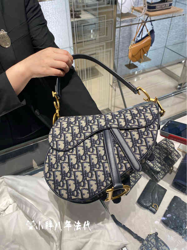 Classics Saddles Bags Women's Bag Saddles Bag Classic Vintage Canvas Embroidered Handbag One Shoulder Messenger Bag, As shown in figure 1
Classics Saddles Bags Women's Bag Saddles Bag Classic Vintage Canvas Embroidered Handbag One Shoulder Messenger Bag, As shown in figure 1