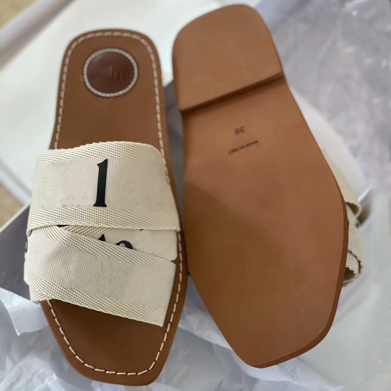 Women Slippers Slides Shoes Woody Mules Flat Sandals Designer Sneakers Sliders White Black Sail Foam Runner Designers Outdoor Slipper Slide Trainer NO290, Color 1
Women Slippers Slides Shoes Woody Mules Flat Sandals Designer Sneakers Sliders White Black Sail Foam Runner Designers Outdoor Slipper Slide Trainer NO290, Color 1
