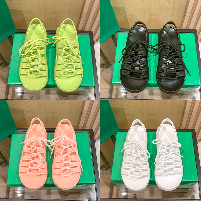 2022 Bottegas Jelly Rubber Lace-up Flat Sandals designer shoes luxury slippers women Slides black white Grass Flamingo Seagrass summer womens beach sandal, Shoe box
2022 Bottegas Jelly Rubber Lace-up Flat Sandals designer shoes luxury slippers women Slides black white Grass Flamingo Seagrass summer womens beach sandal, Shoe box