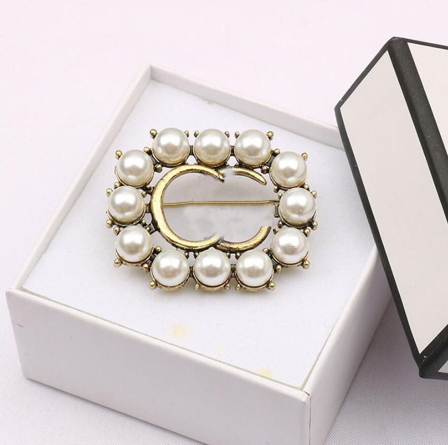 Women Vintage luxury Designer Brand Double Letter Brooch Pearl Rhinestone Crystal Metal Broochs Suit Laple Pin Fashion Jewelry
Women Vintage luxury Designer Brand Double Letter Brooch Pearl Rhinestone Crystal Metal Broochs Suit Laple Pin Fashion Jewelry