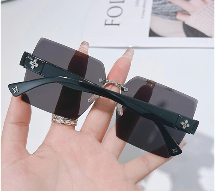 Designer Sunglasses for Women V Square Sunglasses Oversized Personality UV400 Trendy Fashion Dvanced Customization
Designer Sunglasses for Women V Square Sunglasses Oversized Personality UV400 Trendy Fashion Dvanced Customization