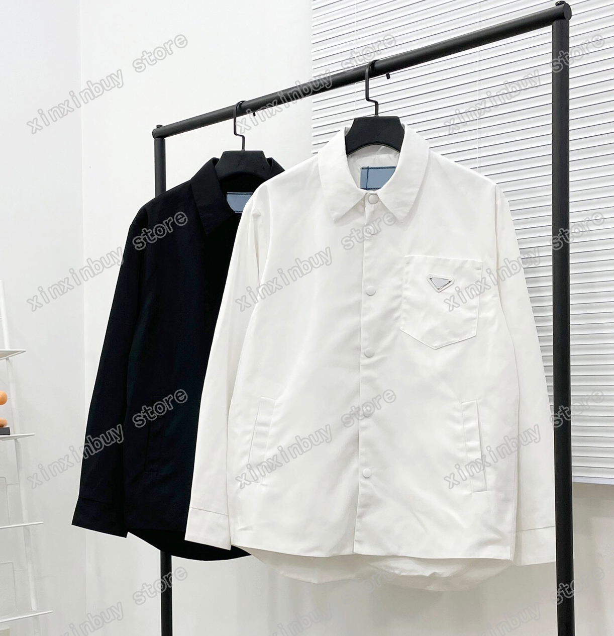 22ss Autumn Sportwear Jackets thin Nylon leather Metal triangle label clothes streetwear Coats men Clothing black white M-XL
22ss Autumn Sportwear Jackets thin Nylon leather Metal triangle label clothes streetwear Coats men Clothing black white M-XL