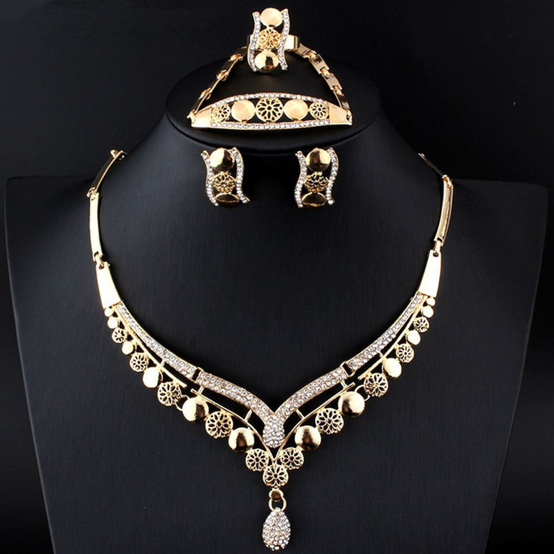 Indian Womens Jewelry Aesthetic Necklace Set Fashionable Earrings Wedding Accessories Ring Bracelet 4 Pieces 220812