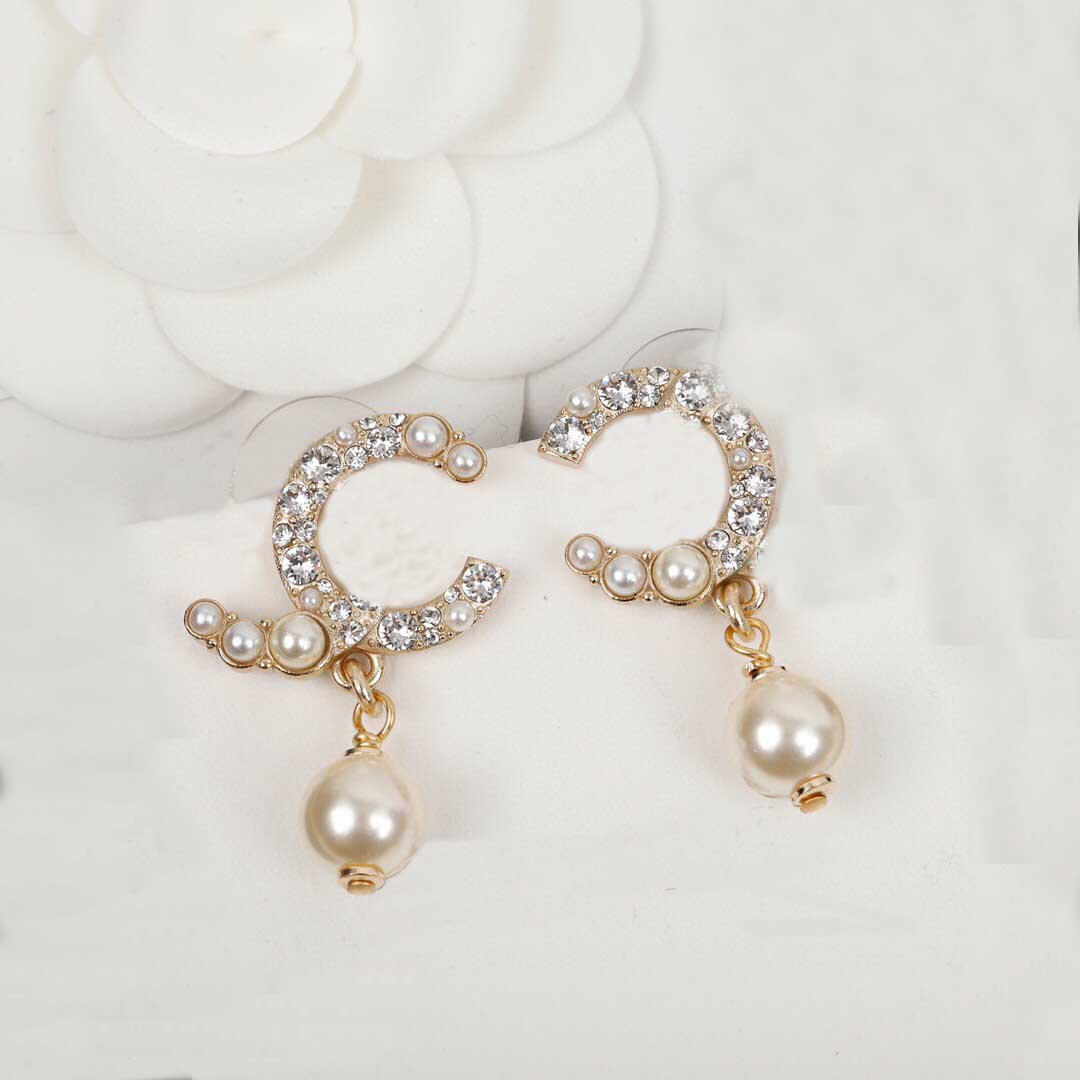 2022 Top quality Charm stud earring with diamond and nature shell beads for women wedding jewelry gift have box stamp PS7188
2022 Top quality Charm stud earring with diamond and nature shell beads for women wedding jewelry gift have box stamp PS7188