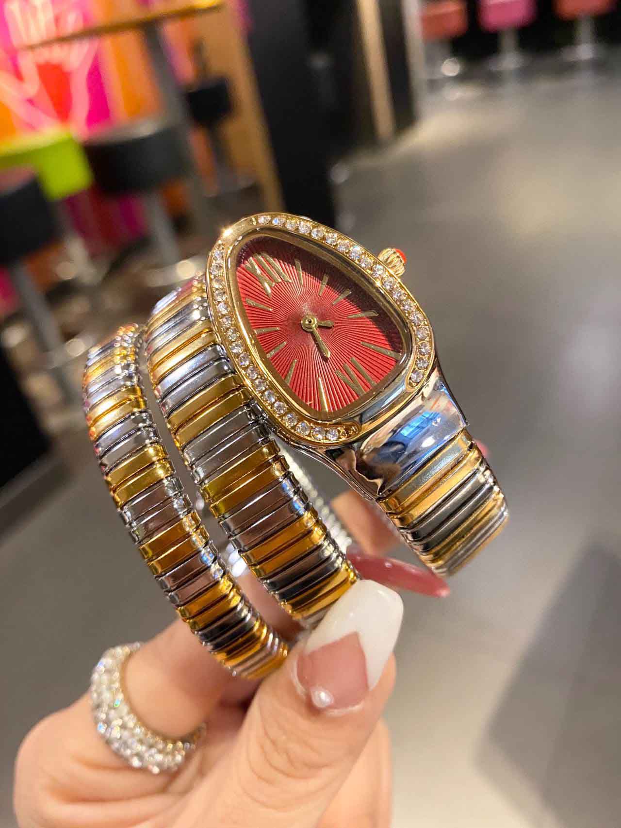 32mm size of the ladies watch adopts the double surround type snake shape imported quartz movement diamond bezel
32mm size of the ladies watch adopts the double surround type snake shape imported quartz movement diamond bezel