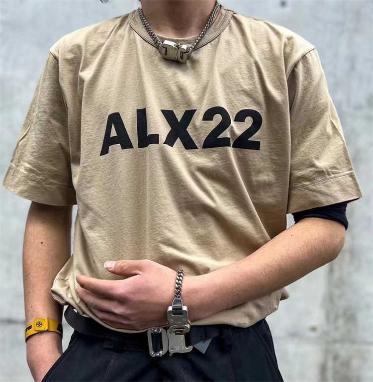 Men' T-Shirts 1017-alyx-9s 22ss earth color mud camel letter short sleeve enzyme process single yarn Jersey T-shirt, Clay camel
Men' T-Shirts 1017-alyx-9s 22ss earth color mud camel letter short sleeve enzyme process single yarn Jersey T-shirt, Clay camel