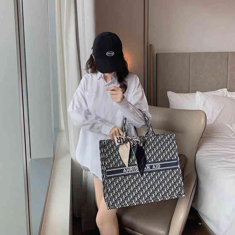 Handbag New women's Bag Canvas embroidery Tote hand large capacity shoulder, Black medium zipper
Handbag New women's Bag Canvas embroidery Tote hand large capacity shoulder, Black medium zipper