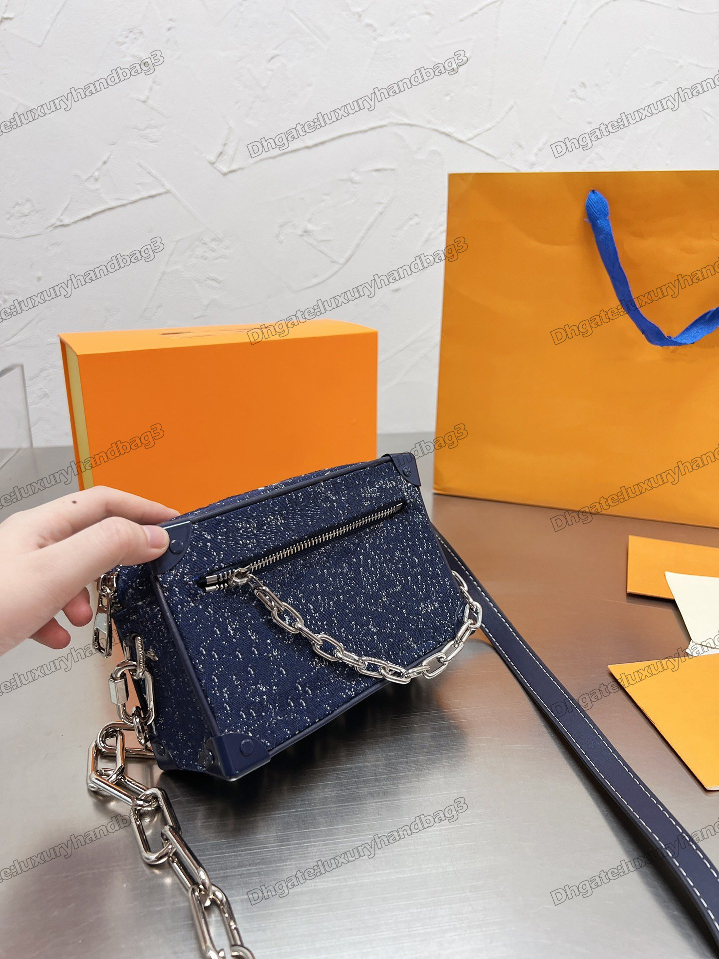 2022 Mini Soft Trunk Cross Body Bag Navy Blue Denim Jacquard Chain Letter Flower Vintage boxy Purse Wallet Small Luxurys designers Handbags Purses
2022 Mini Soft Trunk Cross Body Bag Navy Blue Denim Jacquard Chain Letter Flower Vintage boxy Purse Wallet Small Luxurys designers Handbags Purses